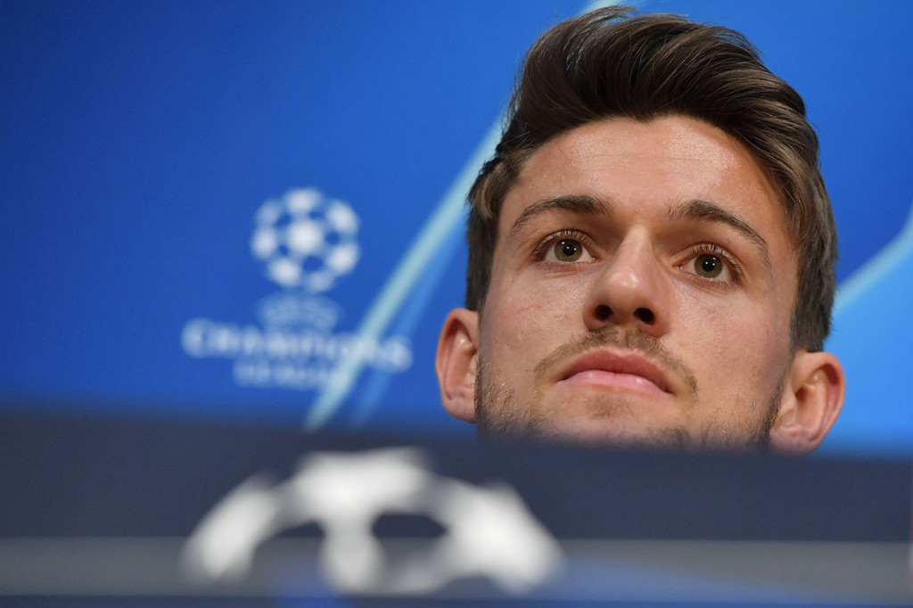 Bek Juventus dan Timnas Italia Daniele Rugani pada Rabu, 11 Maret 2020 waktu setempat, menjadi pemain sepak bola Serie A pertama yang dinyatakan positif terkena virus korona baru (covid-19).