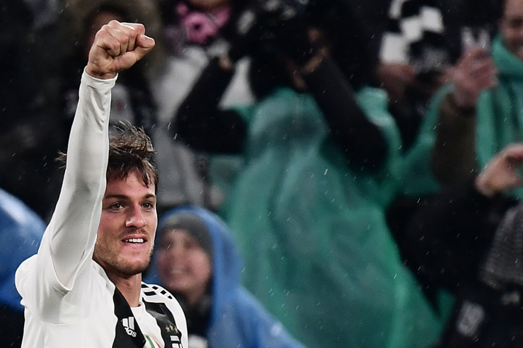 Rugani adalah pemain sepak bola papan atas pertama yang menjadi korban virus yang telah menewaskan 827 di Italia dan menginfeksi 12.000 orang, termasuk beberapa pemain Serie C.