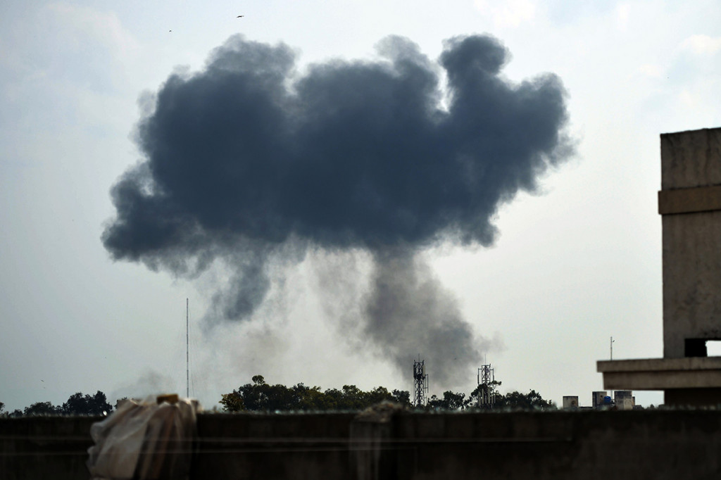 Rekaman di media sosial menunjukkan gumpalan asap membubung ke angkasa setelah pesawat menghempas tanah.