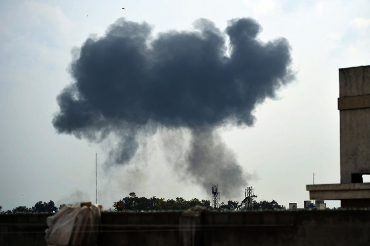 Rekaman di media sosial menunjukkan gumpalan asap membubung ke angkasa setelah pesawat menghempas tanah.