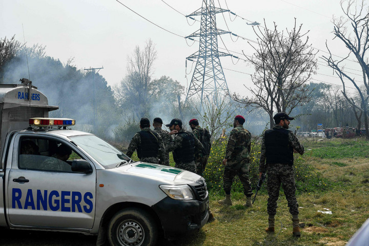 Seorang juru bicara Angkatan Udara Pakistan mengatakan pilot, Komandan Wing Nauman Akram, tewas dalam kecelakaan itu. 