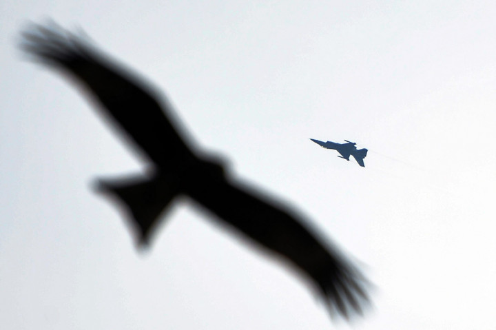 Jet-jet F-16 adalah salah satu perangkat keras paling berharga dalam gudang senjata militer Pakistan, dan negara itu memiliki armada sekitar 50 pesawat, masing-masing bernilai setidaknya USD40 juta.