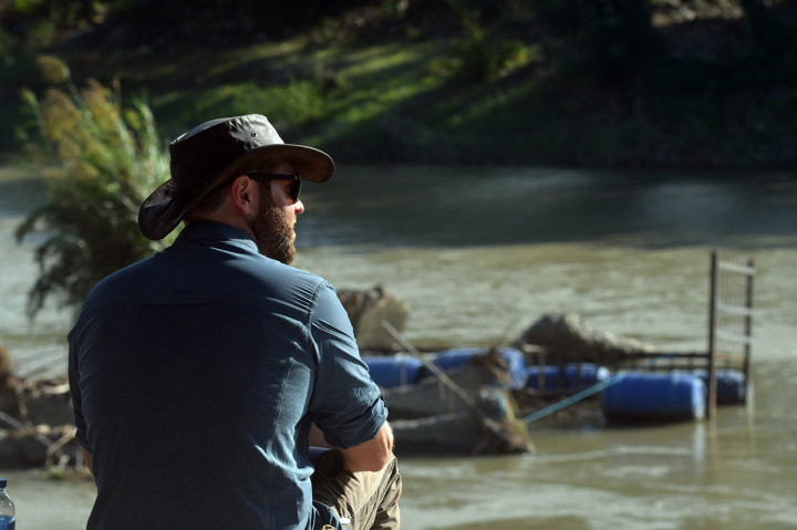 Ahli penanganan satwa liar asal Amerika Serikat Forrest Galante memantau keberadaan seekor buaya liar yang terjerat ban sepeda motor di Sungai Palu, di Palu, Sulawesi Tengah, Rabu, 11 Maret 2020. Galante akan bergabung bersama Satgas Penanganan Satwa BKSDA Sulawesi Tengah untuk melakukan operasi penyelamatan terhadap buaya tersebut. 
