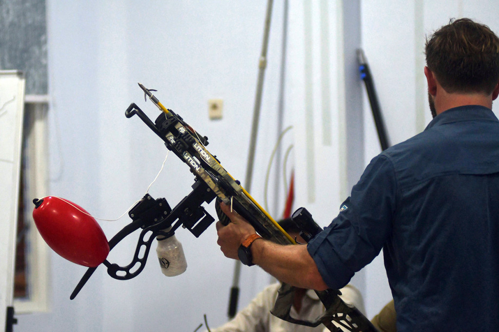 Forrest Galante menunjukkan peralatan serta memaparkan teknik yang akan digunakannya dalam upaya penyelamatan seekor buaya liar yang terjerat ban sepeda motor di Sungai Palu.