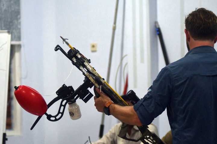 Forrest Galante menunjukkan peralatan serta memaparkan teknik yang akan digunakannya dalam upaya penyelamatan seekor buaya liar yang terjerat ban sepeda motor di Sungai Palu.