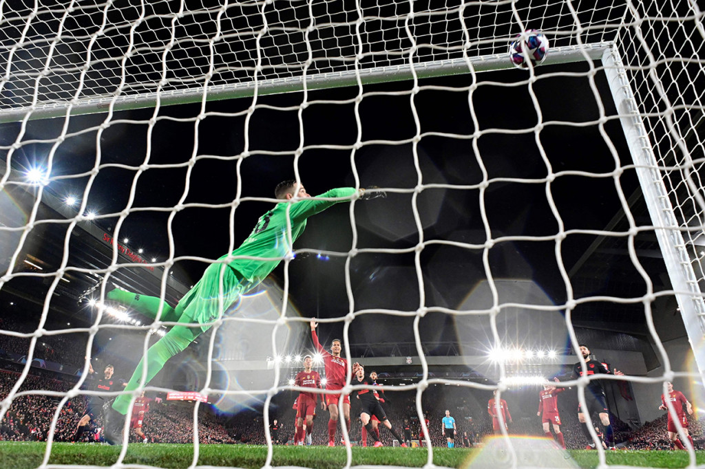 Tiga menit berselang publik Anfield terdiam setelah tim tamu menyamakan kedudukan lewat Marcos Llorente memanfaatkan kesalahan kiper Adrian. 