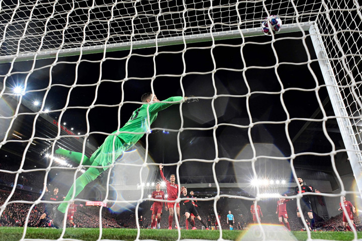 Tiga menit berselang publik Anfield terdiam setelah tim tamu menyamakan kedudukan lewat Marcos Llorente memanfaatkan kesalahan kiper Adrian. 