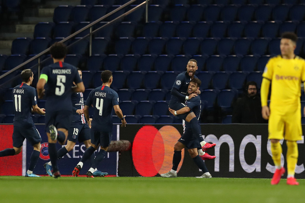 Menjelang turun minum, PSG menggandakan keunggulan. Neymar mendapat bola di area pertahanan Dortmund dan meneruskannya kepada Di Maria di sisi kanan, bola kemudian dioperkan kepada Pablo Sarabia yang mengirim umpan silang mendatar untuk disambar Juan Bernat. Skor 2-0 bertahan hingga jeda.