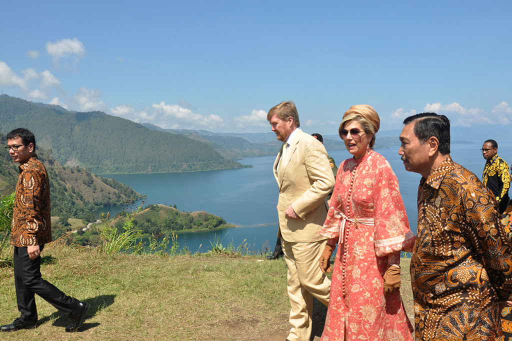 Raja Belanda Willem Alexander bersama Ratu Maxima Zorreguieta Cerruti didampingi Menkomarves Luhut Binsar Pandjaitan (kanan) dan Menpar Wishutama (kiri) melihat panorama Danau Toba di Bukit Singgolom Kabupaten Toba.