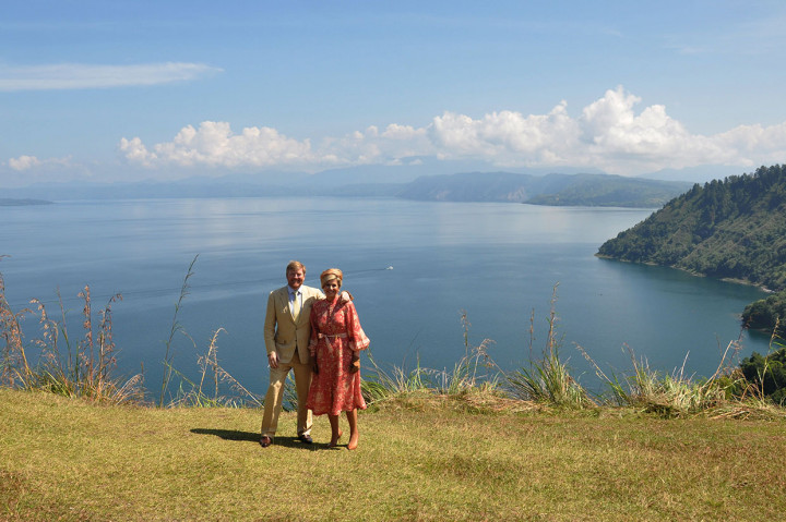 Raja Belanda Willem Alexander bersama Ratu Maxima Zorreguieta Cerruti berfoto dengan latar belakang panorama Danau Toba di Bukit Singgolom Kabupaten Toba.