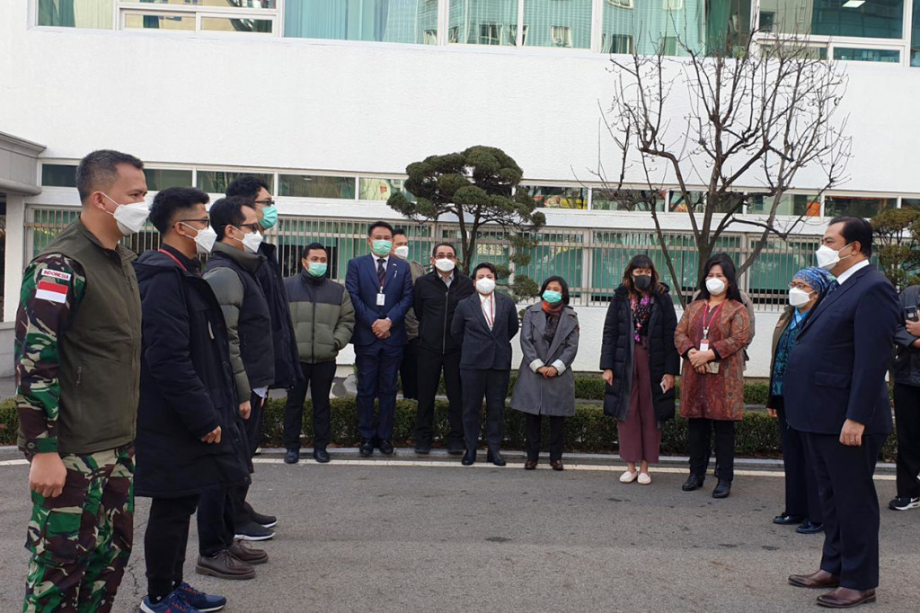 Kedutaan Besar Republik Indonesia (KBRI) di Seoul melakukan rotasi tim Posko Aju dekat Kota Daegu, pusat wabah virus korona di Korea Selatan. KBRI menarik tim sebelumnya dan mengirim tim kedua pada Kamis, 12 Maret 2020.