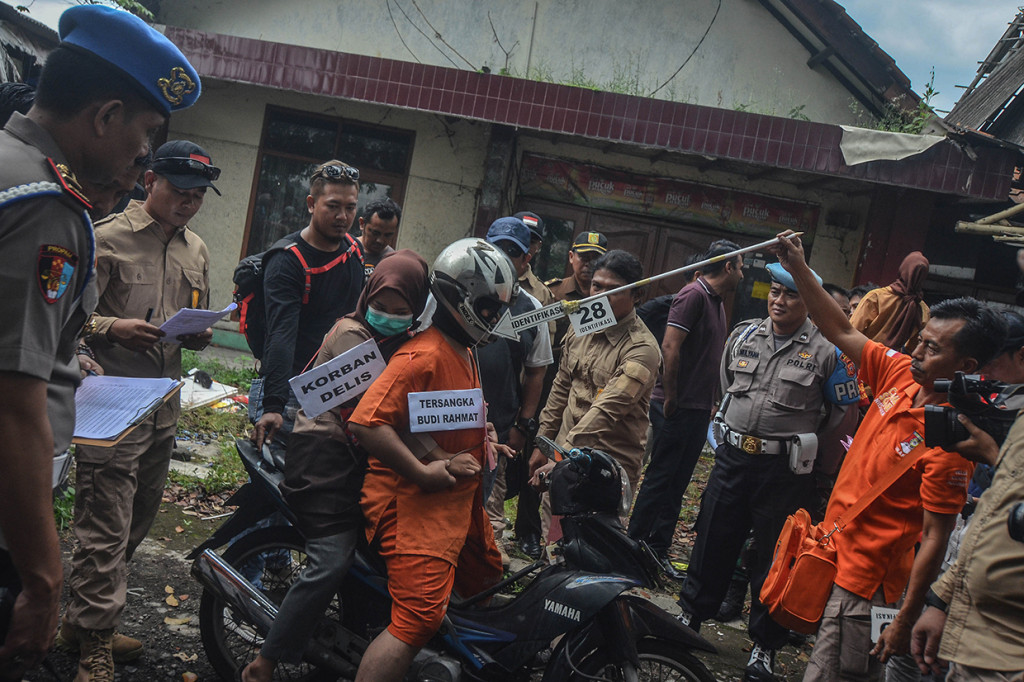Rekonstruksi kasus pembunuhan Delis Sulistina, siswi SMP Negeri 6 Kota Tasikmalaya, yang tewas di gorong-gorong depan sekolahnya pada, Kamis, 27 Januari 2020, lalu, memperagakan 36 adegan di dua lokasi yang berbeda.