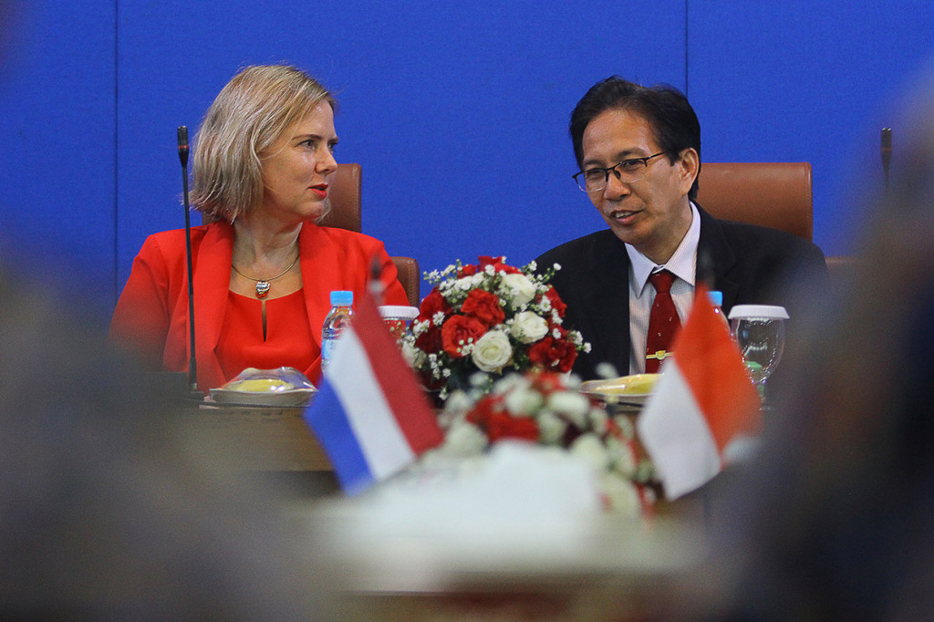 Rektor Institut Teknologi Sepuluh Nopember (ITS) Mochamad Ashari (kanan) berbincang dengan Menteri Infrastruktur dan Manajemen Air Belanda Cora Van Nieuwenhuizen di sela-sela kunjungan ke ITS, Surabaya, Jawa Timur.