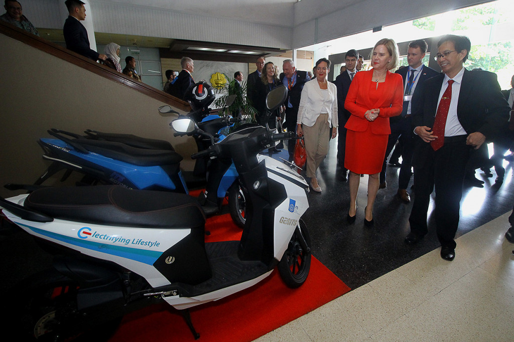 Kunjungan tersebut dalam rangka menjalin kerja sama antara ITS dan beberapa perusahan dari Negara Belanda dalam bidang riset kemaritiman dan manajemen pengelolahan sampah. 