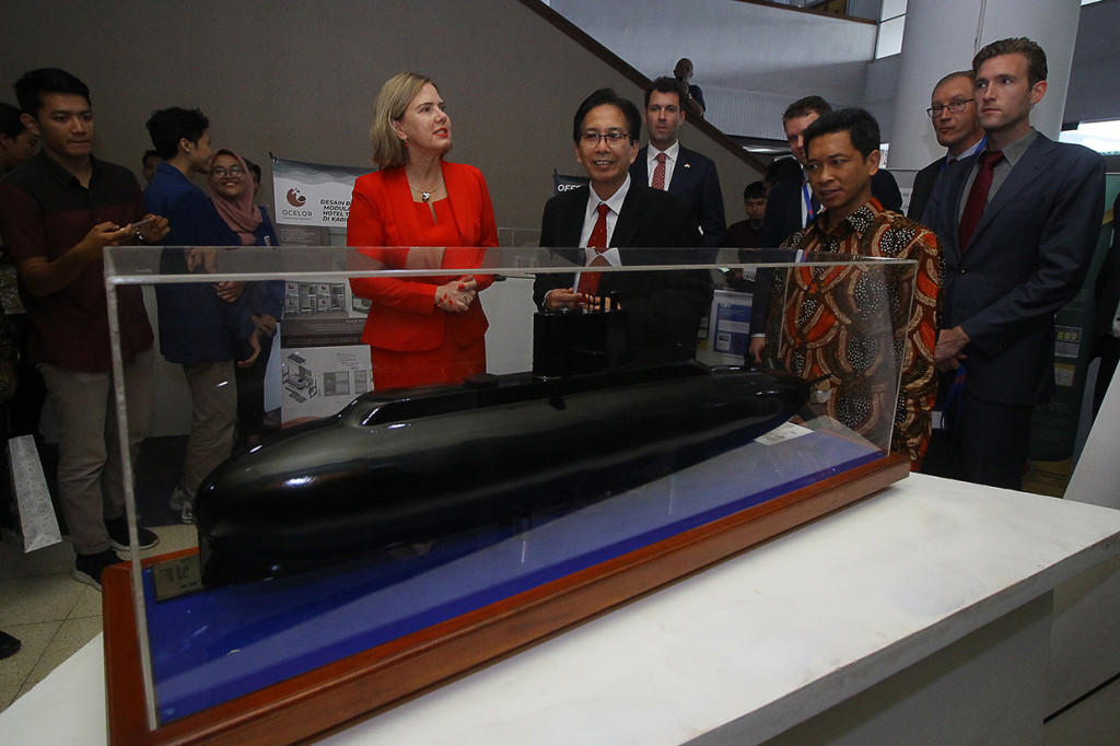 Rektor Institut Teknologi Sepuluh Nopember (ITS) Mochamad Ashari (ketiga kanan) serta Menteri Infrastruktur dan Manajemen Air Belanda Cora Van Nieuwenhuizen (ketiga kiri) melihat desain kapal selam 22 meter di sela-sela kunjungannya ke ITS, Surabaya, Jawa Timur.