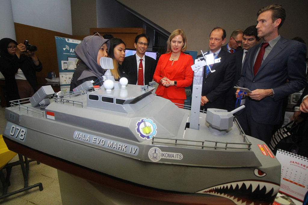Rektor Institut Teknologi Sepuluh Nopember (ITS) Mochamad Ashari (ketiga kiri) serta Menteri Infrastruktur dan Manajemen Air Belanda Cora Van Nieuwenhuizen (ketiga kanan) melihat inovasi kapal cepat tak berawak Nala Evo Mark IV di sela-sela kunjungannya ke ITS, Surabaya, Jawa Timur.