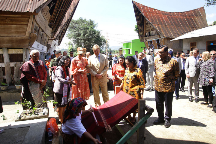 Raja Belanda Willem Alexander bersama Ratu Maxima Zorreguieta Cerruti didampingi Menkomarves Luhut Binsar Pandjaitan (kanan) melihat seorang perajin kain ulos di Dusun Siambat Dalan, Desa Lintong Nihuta, Kecamatan Tampahan, Kabupaten Toba, Sumatera Utara.