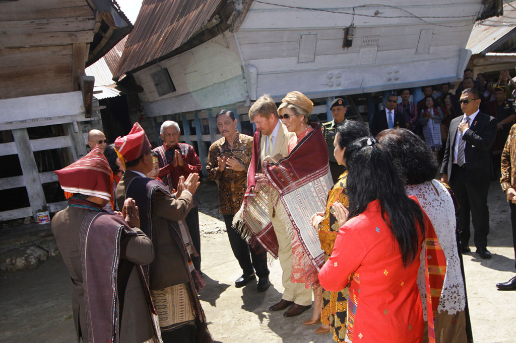 Selain berwisata di Danau Toba, Raja dan Ratu Belanda juga mengunjungi rumah adat Batak yang usianya sudah mencapai ratusan tahun sekaligus bersilahturahmi bersama masyarakat. 