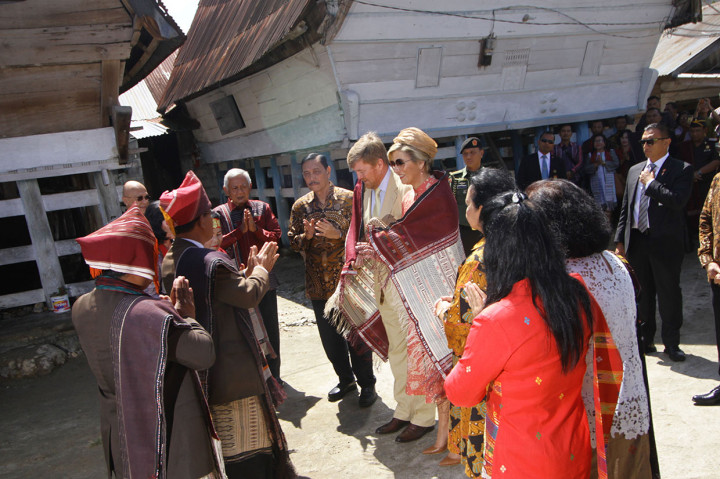 Selain berwisata di Danau Toba, Raja dan Ratu Belanda juga mengunjungi rumah adat Batak yang usianya sudah mencapai ratusan tahun sekaligus bersilahturahmi bersama masyarakat. 