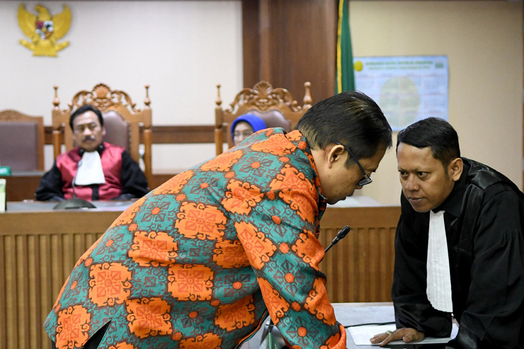 Vonis tersebut lebih ringan dari tuntutan jaksa yaitu 8 tahun penjara serta denda Rp 450 juta subsider 6 bulan kurungan penjara. 
