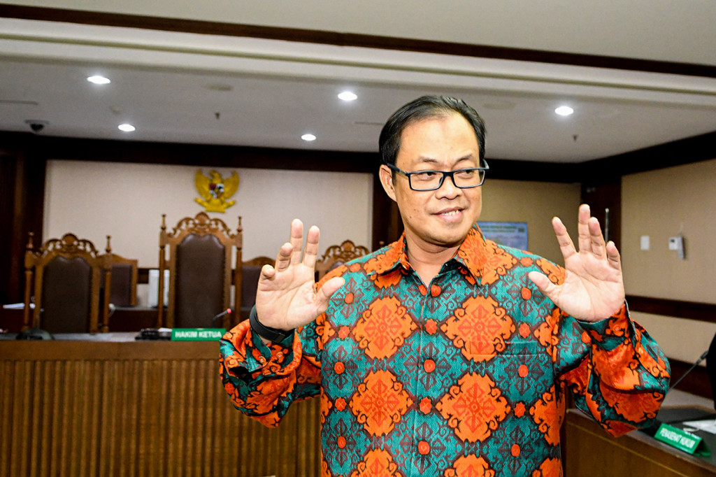 Terdakwa kasus Tindak Pidana Pencucian Uang (TPPU) terkait suap Pilkada Muchtar Effendi mengangkat tangannya usai mengikuti sidang putusan di Pengadilan Tipikor, Jakarta.
