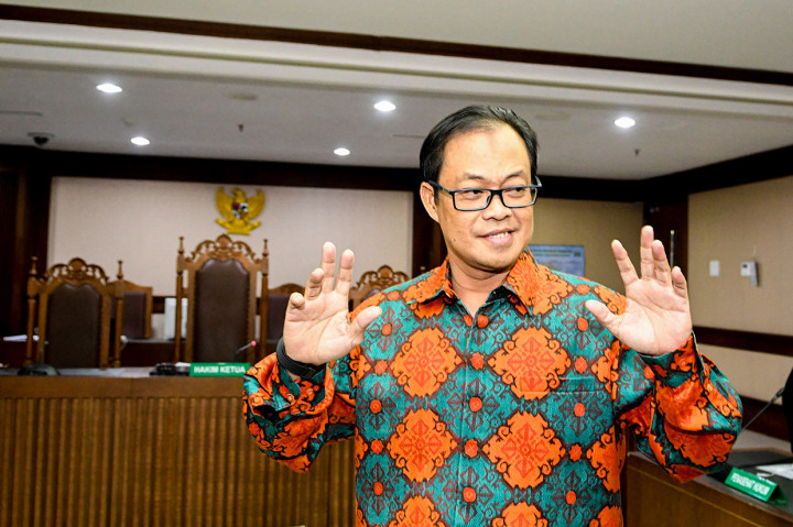 Terdakwa kasus Tindak Pidana Pencucian Uang (TPPU) terkait suap Pilkada Muchtar Effendi mengangkat tangannya usai mengikuti sidang putusan di Pengadilan Tipikor, Jakarta.
