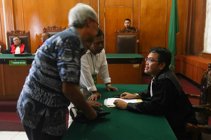 Majelis hakim menjatuhkan vonis bebas kepada tiga terdakwa dari PT NKE berinisial BS, RW dan AP serta kepada tiga terdakwa lain dari PT SK yang berinisial LAH, RH serta AK.