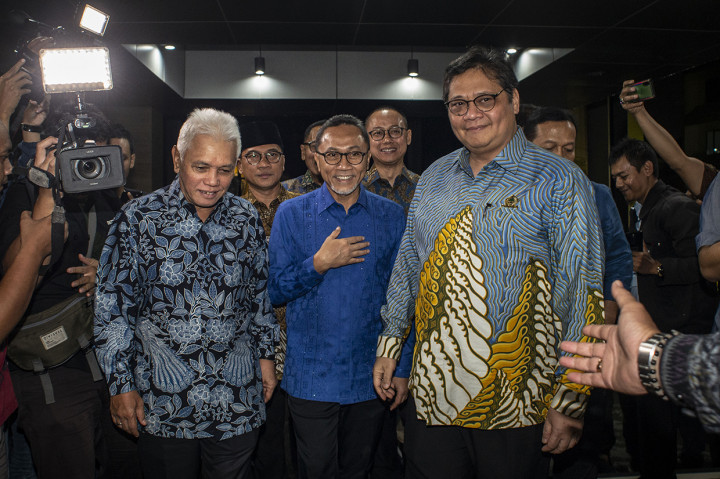 Ketua Umum Partai Golkar Airlangga Hartarto (kanan) menerima kunjungan Ketua Umum PAN Zulkifli Hasan (tengah) dan Ketua Majelis Pertimbangan Partai (MPP) PAN Hatta Rajasa (kiri) di Kantor DPP Partai Golkar, Jakarta.
