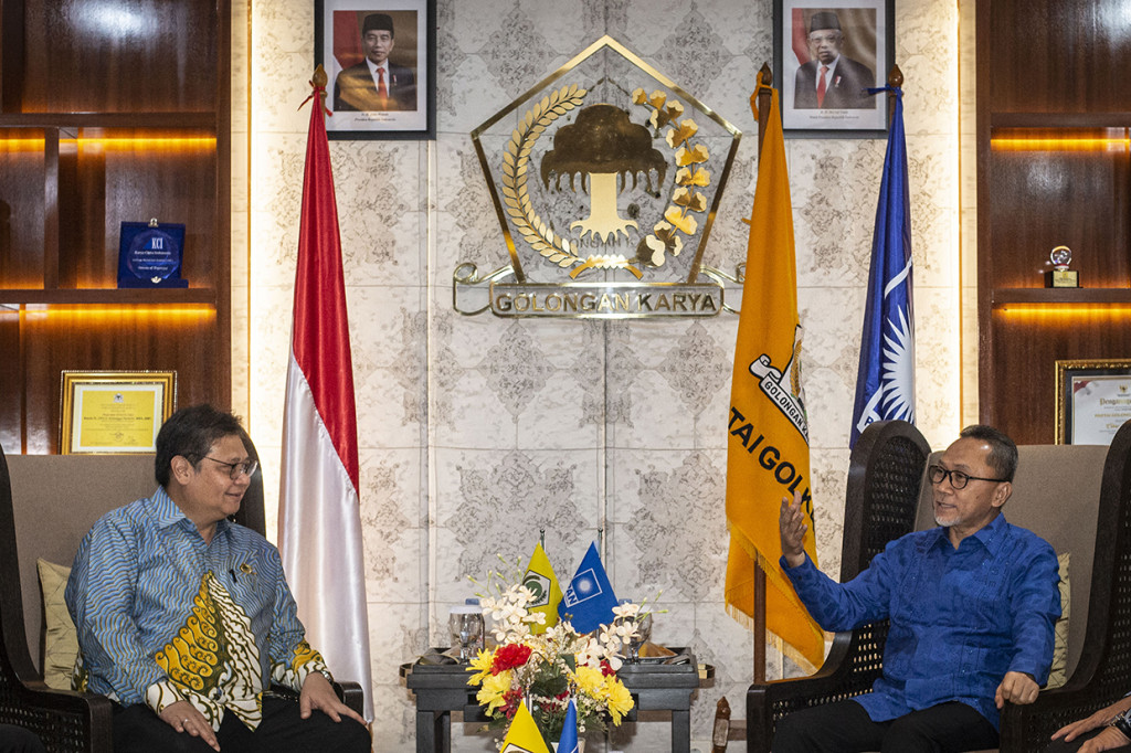 Ketua Umum Partai Golkar Airlangga Hartarto (kiri) berbincang dengan Ketua Umum PAN Zulkifli Hasan (kanan) saat melakukan pertemuan di Kantor DPP Partai Golkar, Jakarta.