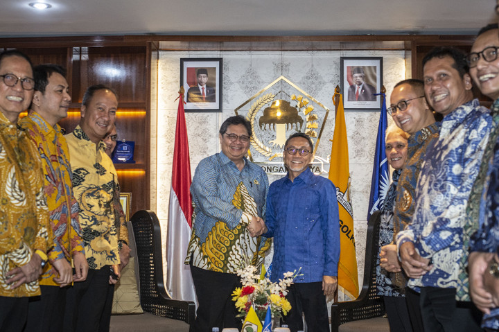 Ketua Umum Partai Golkar Airlangga Hartarto (tengah kiri) berjabat tangan dengan Ketua Umum PAN Zulkifli Hasan (tengah kanan) saat melakukan pertemuan di Kantor DPP Partai Golkar, Jakarta.