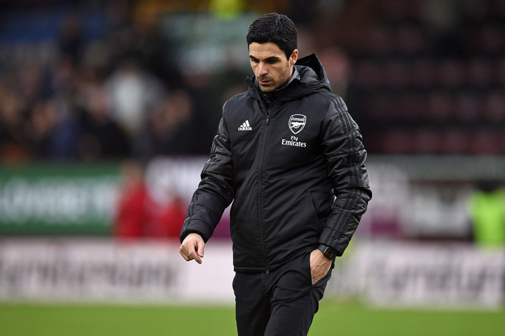 Arsenal mengkonfirmasikan berita mengejutkan itu hanya beberapa menit setelah Liga Premier mengatakan semua pertandingan akan berlangsung akhir pekan ini meskipun penyebaran korona telah menjadi pandemi global.