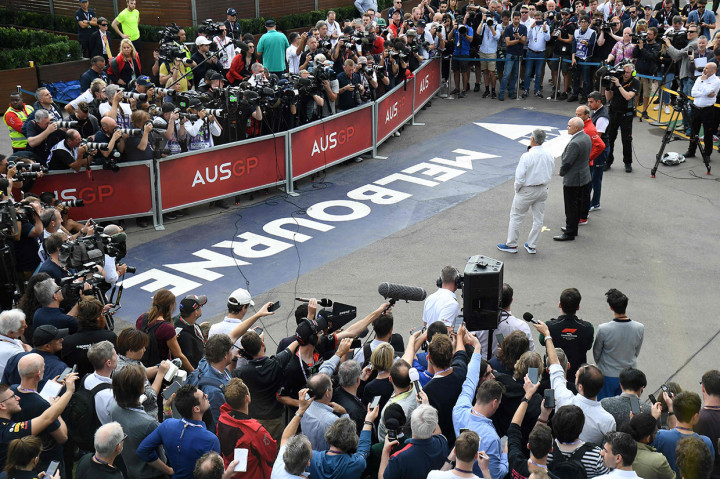 Pelaksanaan balapan pembuka musim di Australia sempat menimbulkan pertanyaan bagi banyak pihak, setelah pada Kamis, 12 Maret 2020 malam, tim McLaren mengundurkan diri setelah mengetahui hasil tes menunjukkan seorang anggota tim mereka positif covid-19.