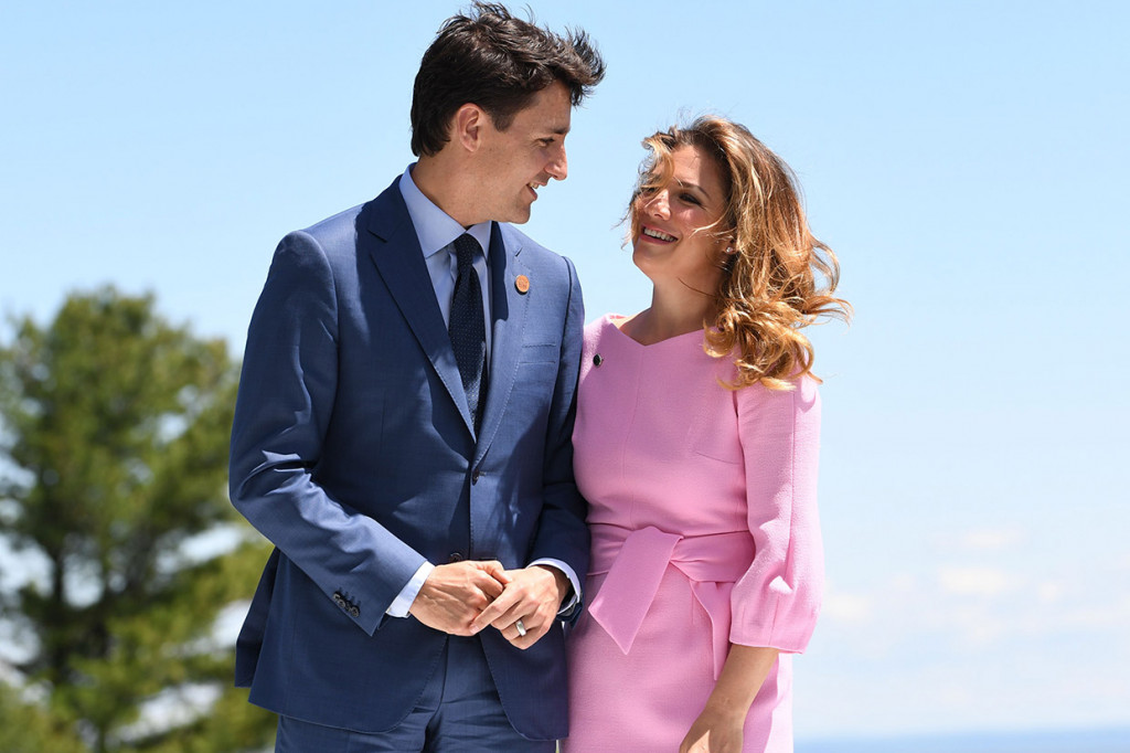 Istri Perdana Menteri (PM) Kanada Justin Trudeau dinyatakan positif mengidap virus korona baru, covid-19. Dia telah menjalani karantina dan pemeriksaan setelah mengalami gejala demam ringan usai kembali dari perjalanan ke Inggris.