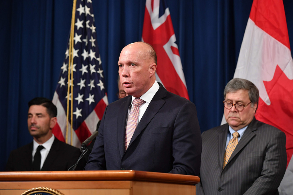 Dutton mengatakan dia merasa baik-baik saja tetapi diagnosisnya akan menimbulkan kekhawatiran tentang apakah anggota kabinet lainnya dan Perdana Menteri Scott Morrison mungkin telah terinfeksi. Belum diketahui kapan Dutton tertular virus tersebut.