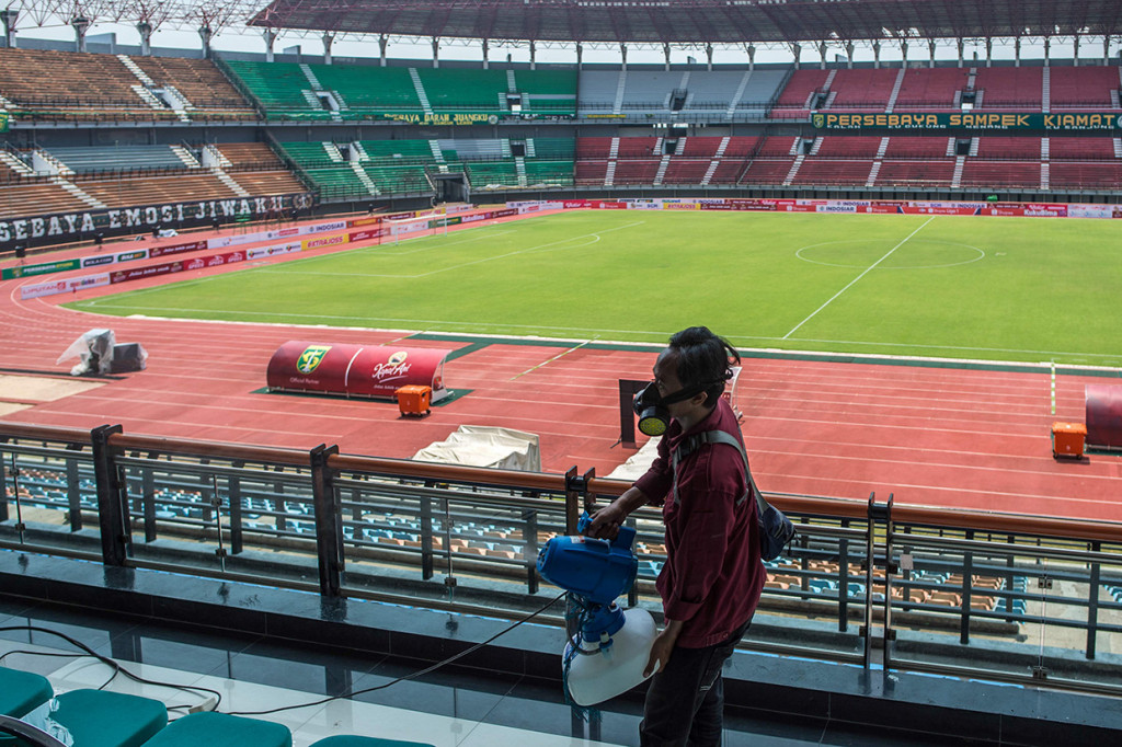 Menjelang laga seru antara Persebaya Surabaya melawan Persipura Jayapura, Stadion Gelora Bung Tomo Surabaya disemprot cairan disinfektan, Jumat, 13 Maret 2020. Seperti diketahui, laga kedua kesebelasan akan berlangsung hari ini pukul 18.00 WIB.