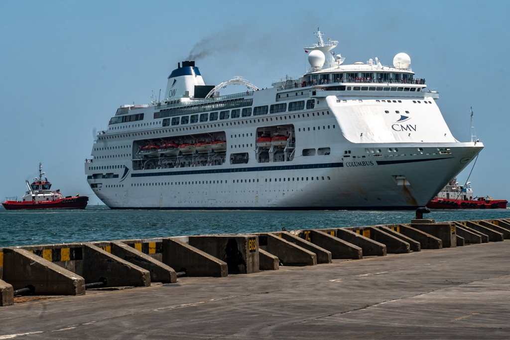 MV Colombus sendiri berlayar dari Australia dengan membawa turis yang berasal dari berbagai negara. Kapal tersebut sempat berlabuh di Bali dan Lombok, sebelum ke Semarang. Kapal tersebut sebelumnya ditolak ketika akan berlabuh di Surabaya.