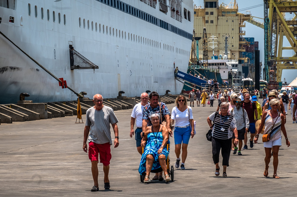 Sementara itu dari 1.044 penumpang, sekitar 350 wisatawan asing penumpang kapal pesiar MV Colombus yang bersandar di Pelabuhan Tanjung Emas Semarang, mengikuti tur wisata ke sejumlah objek wisata di wilayah Jawa Tengah. Objek wisata yang akan dikunjungi tersebar di Semarang, Ambarawa, Magelang, dan Temanggung. Sementara sisanya menggunakan shuttle bus berpergian sendiri tanpa mengikuti tur yang sudah dijadwalkan. 