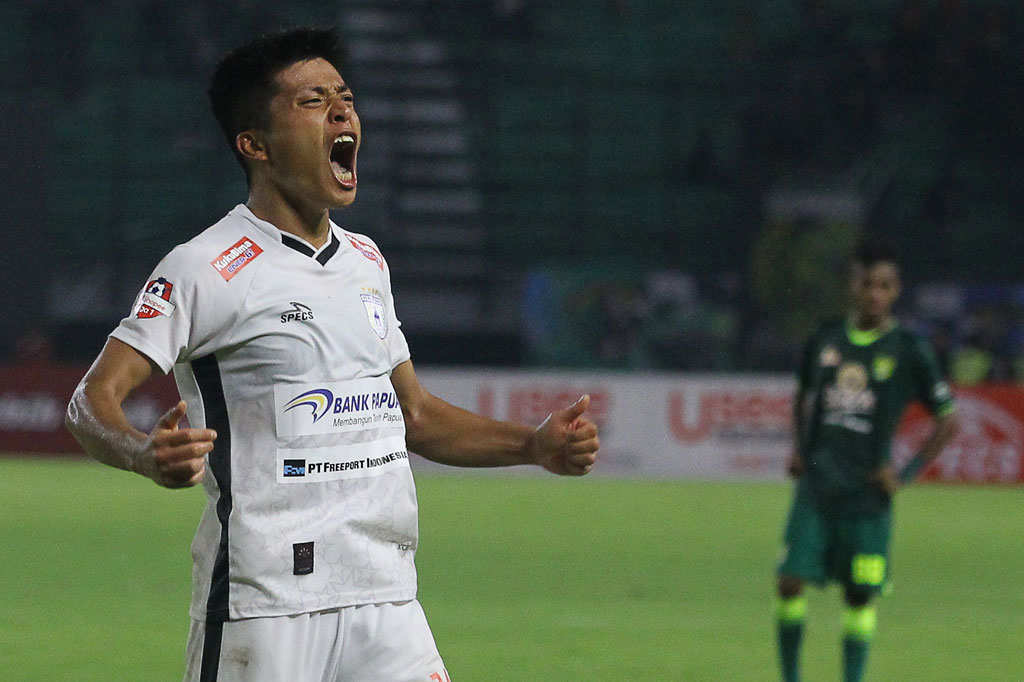 Pesepak bola Persipura Takuya Tatsunaga meluapkan kegembiraan usai timya menang atas Persebaya pada pertandingan Liga 1 2020 di Stadion Gelora Bung Tomo, Surabaya, Jawa Timur, Jumat, 13 Maret 2020.