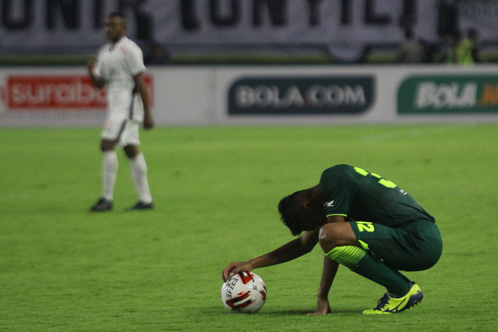 Pesepak bola Persebaya Rizky Ridho Ramadhani menundukkan kepala usai timya dikalahkan Persipura 3-4.