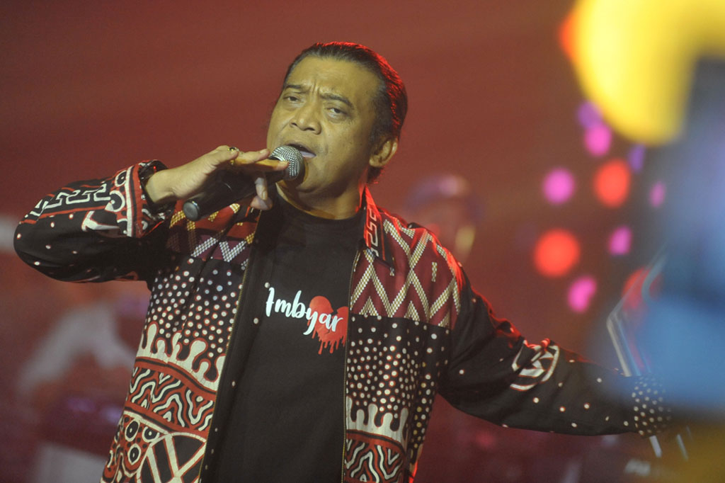 Penyanyi Didi Kempot menghibur penggemarnya dalam penampilan bertajuk 'Sobat Ambyar' di kawasan Kuta, Badung, Bali, Sabtu, 14 Maret 2020 dini hari.