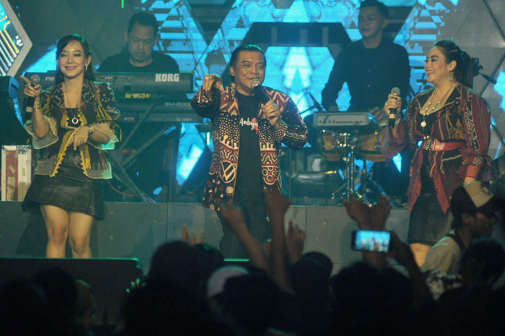 Dalam konsernya, Didi Kempot yang dijuluki 'The Godfather of Broken Heart' itu menyanyikan sejumlah lagu andalannya seperti 'Cidro', 'Stasiun Balapan', 'Kalung Emas', 'Layang Kangen', dan 'Pamer Bojo'.