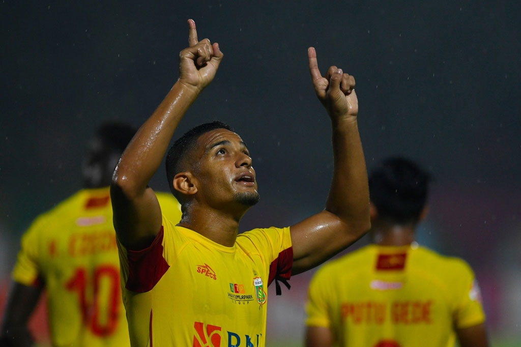 Laga seru antara Bhayangkara FC melawan Persija Jakarta pada lanjutan pertandingan Liga 1 2020 di Stadion PTIK, Jakarta, Sabtu, 14 Maret 2020 berakhir imbang 2-2. Gol-gol The Guardian dicetak oleh Renan Da Silva dan Ezechiel N'Douassel.