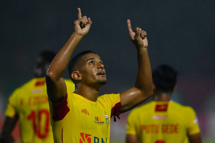 Laga seru antara Bhayangkara FC melawan Persija Jakarta pada lanjutan pertandingan Liga 1 2020 di Stadion PTIK, Jakarta, Sabtu, 14 Maret 2020 berakhir imbang 2-2. Gol-gol The Guardian dicetak oleh Renan Da Silva dan Ezechiel N'Douassel.