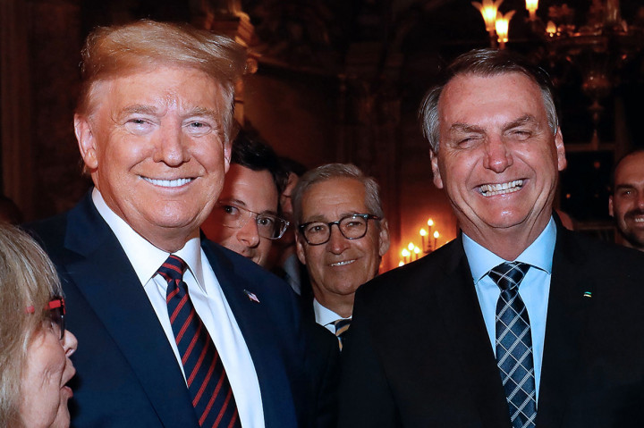 Trump dikhawatirkan mengidap covid-19 setelah berfoto bersama dengan Menteri Komunikasi Brasil Fabio Wajngarten dan juga duta besar negara tersebut, Nestor Forster. Dua anggota delegasi Brasil itu dinyatakan positif korona usai menjadi tamu dalam jamuan makan malam bersama Trump di Mar-a-Lago.