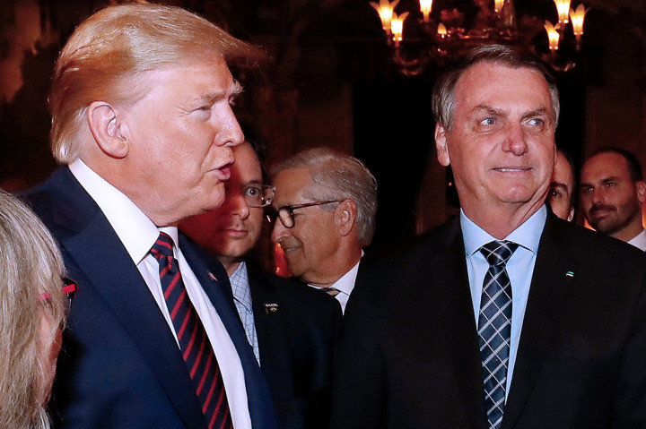 Presiden AS Donald Trump bersama Presiden Brasil Jair Bolsonaro dan Menteri Komunikasi Brasil Fabio Wajngarten (di belakang Trump) saat jamuan makan malam bersama Trump di Mar-a-Lago, 7 Maret 2020.