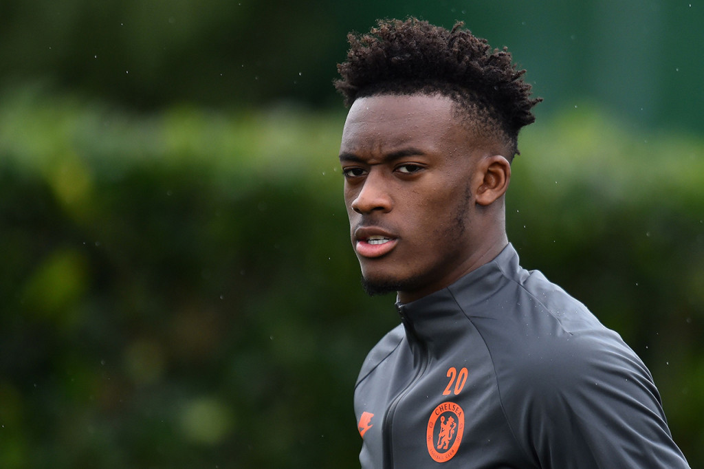 Bintang muda Chelsea, Callum Hudson-Odoi dinyatakan positif terjangkit Virus Korona. Namun Callum mengklaim dirinya sudah pulih dari virus korona yang diidapnya. Namun, ia masih belum bisa bergabung dengan rekan setimnya di Chelsea. AFP Photo/Glyn Kirk