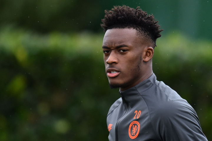 Bintang muda Chelsea, Callum Hudson-Odoi dinyatakan positif terjangkit Virus Korona. Namun Callum mengklaim dirinya sudah pulih dari virus korona yang diidapnya. Namun, ia masih belum bisa bergabung dengan rekan setimnya di Chelsea. AFP Photo/Glyn Kirk