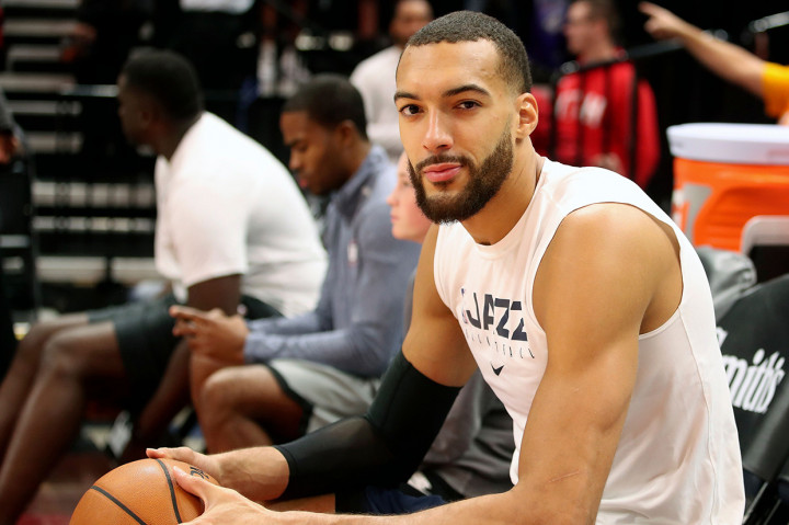 Bintang pemain Utah Jazz, Rudy Gobert, dinyatakan positif virus korona. Hal ini membuat kompetisi National Basketball Association (NBA) untuk sementara dihentikan. AFP Photo/George Frey