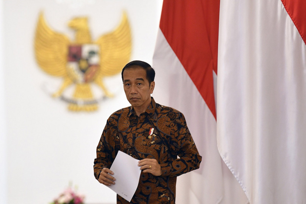 Presiden Joko Widodo menyampaikan keterangan pers terkait penangangan COVID-19 di Istana Bogor, Jawa Barat.

