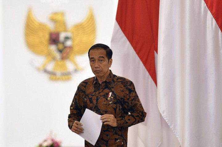 Presiden Joko Widodo menyampaikan keterangan pers terkait penangangan COVID-19 di Istana Bogor, Jawa Barat.
